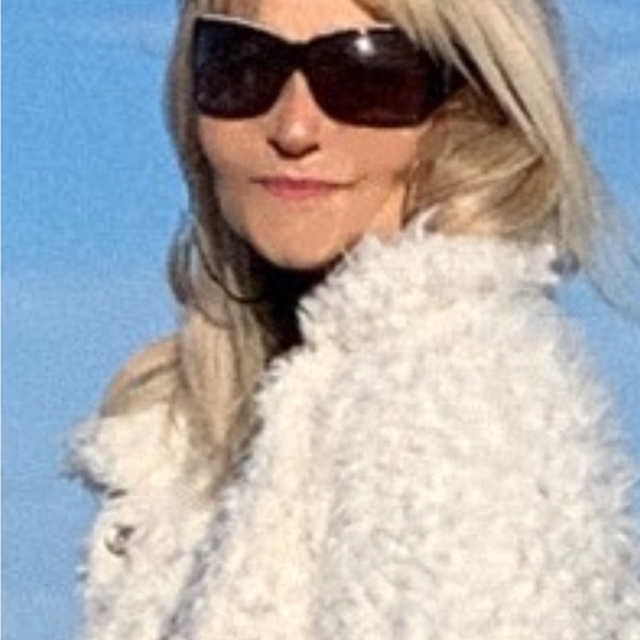 Gucci sunglasses , black with white trim at top. No case, very good condition - Picture 12 of 14